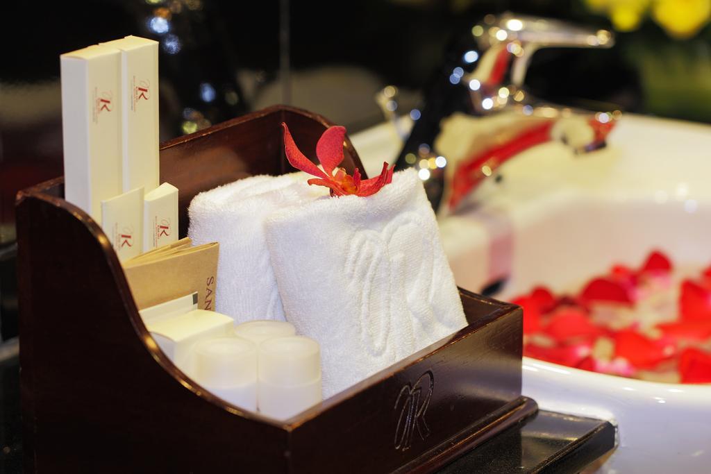 Royal Hotel Saigon Хошимин Екстериор снимка