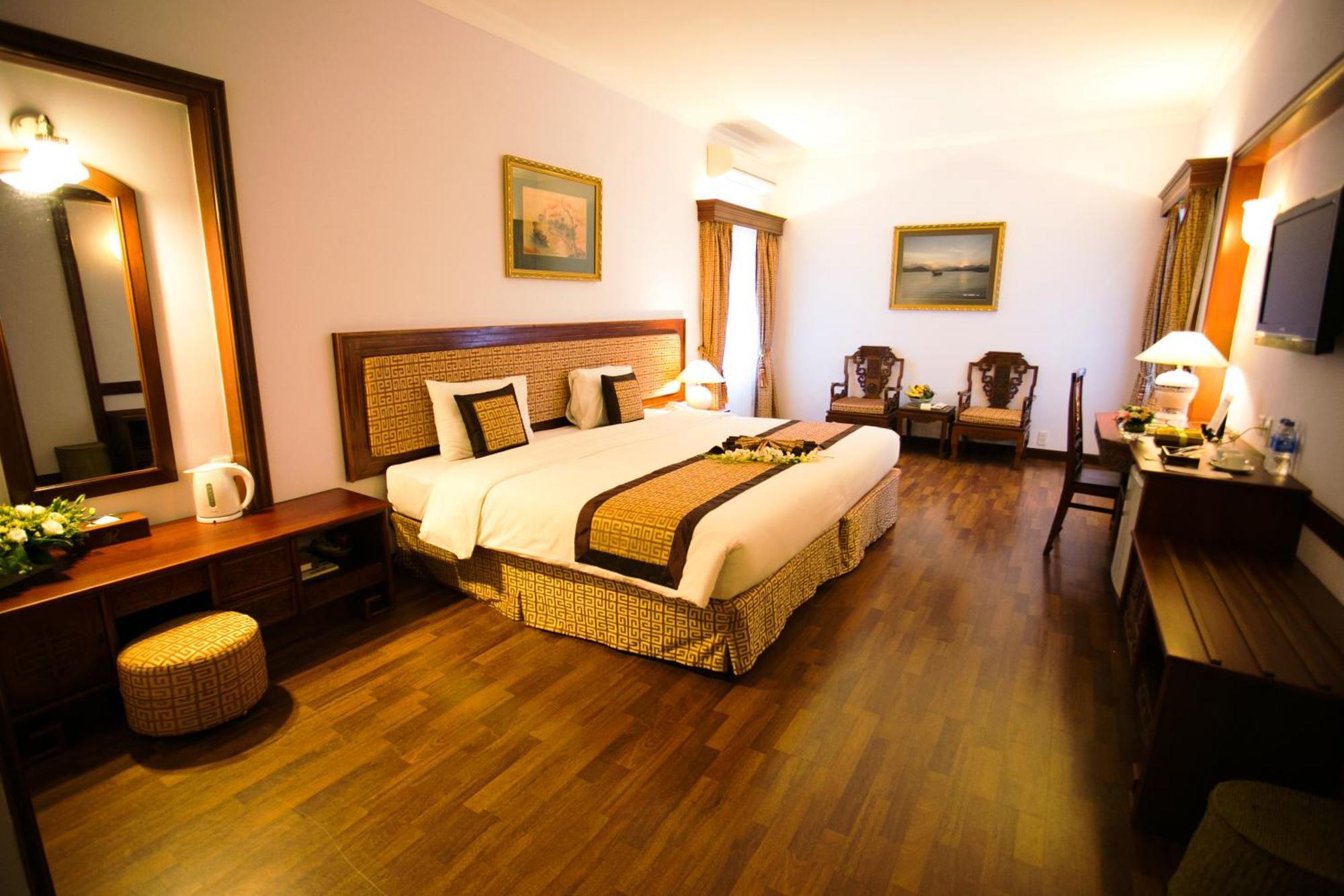 Royal Hotel Saigon Хошимин Екстериор снимка