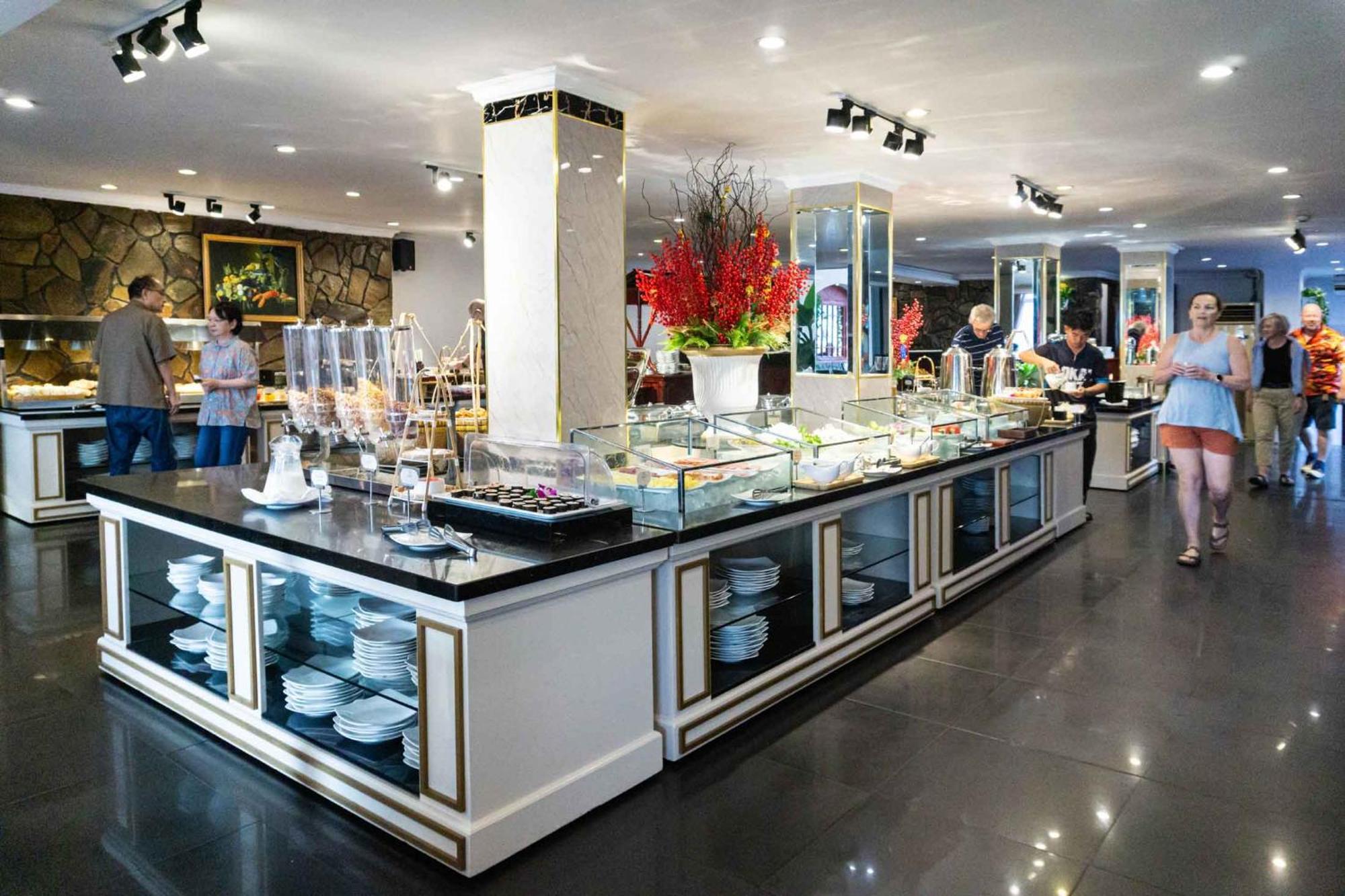 Royal Hotel Saigon Хошимин Екстериор снимка