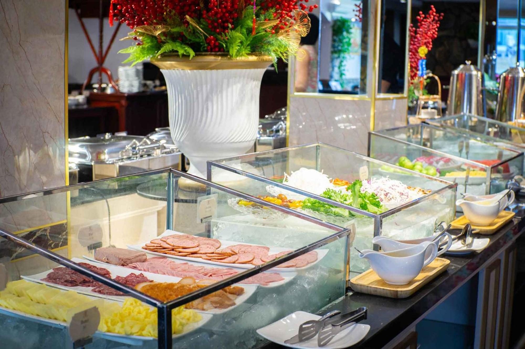 Royal Hotel Saigon Хошимин Екстериор снимка